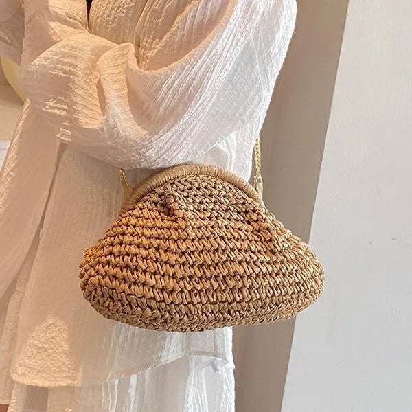 Shell-shaped straw beach bag with chain strap detail in khaki colour