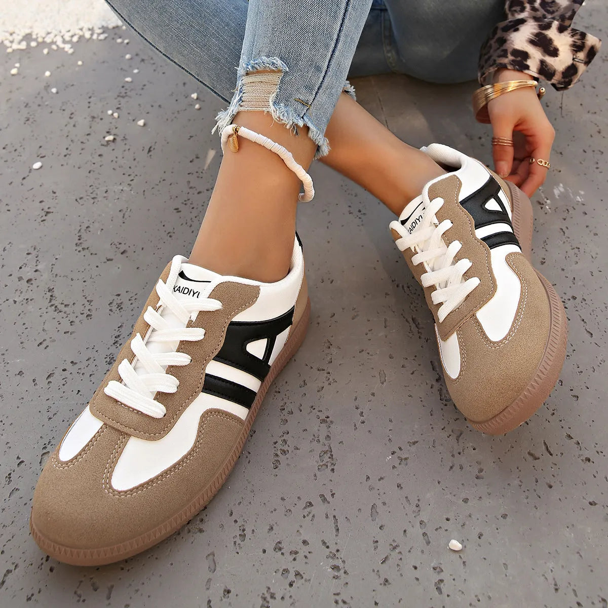Women's retro lace-up jogging shoes in black with colour matching details and platform sole