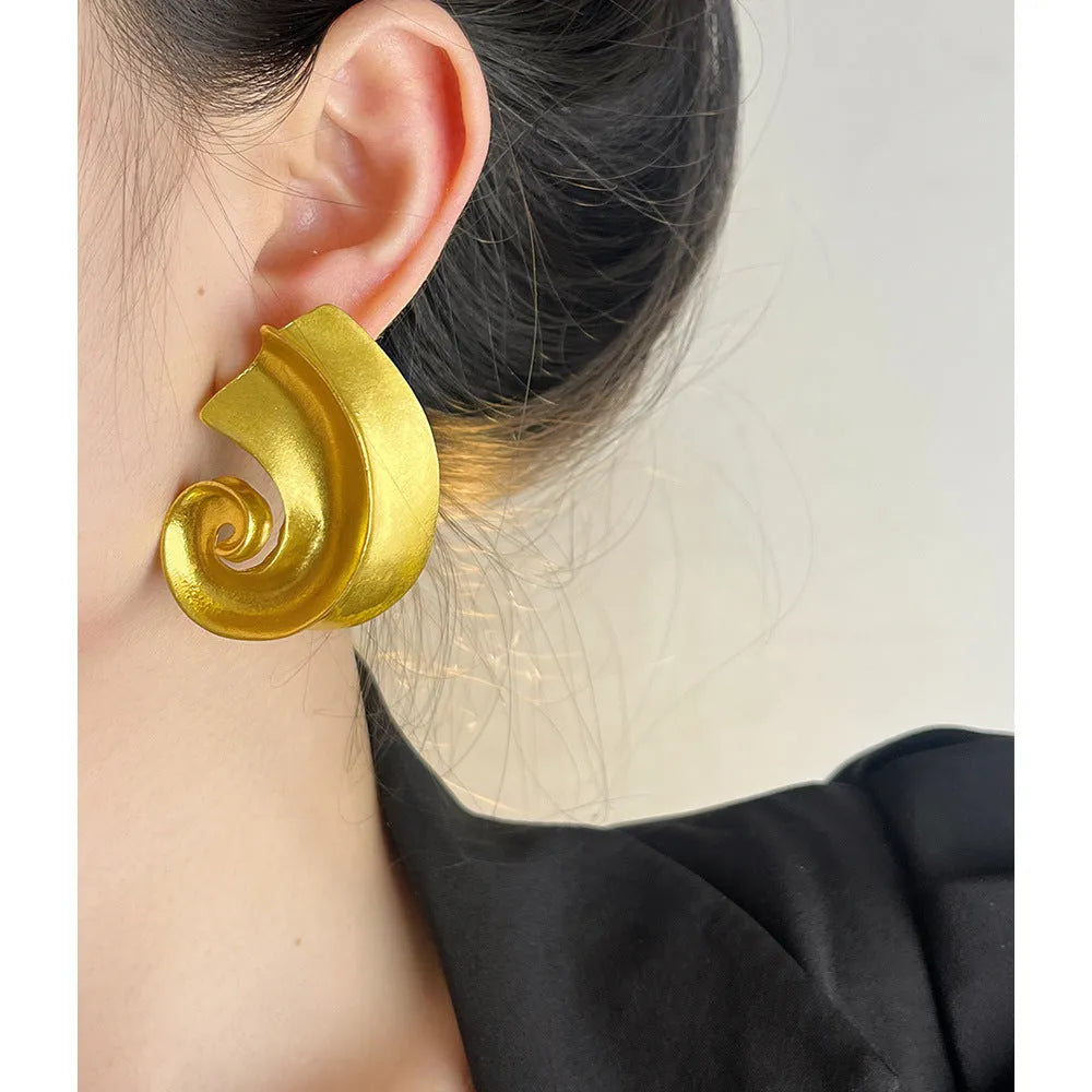 Retro geometric alloy ear studs in gold or silver colours measuring 5cm