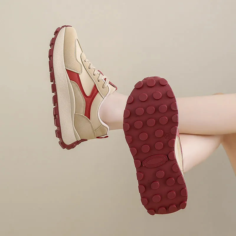 Women's low-top platform sports shoes in card black with mesh lining and front lace-up closure