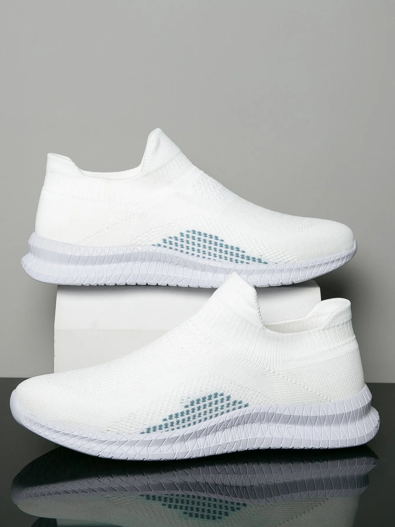 Popcorn Flyknit fabric casual sneaker in solid colour with low-top and round toe.