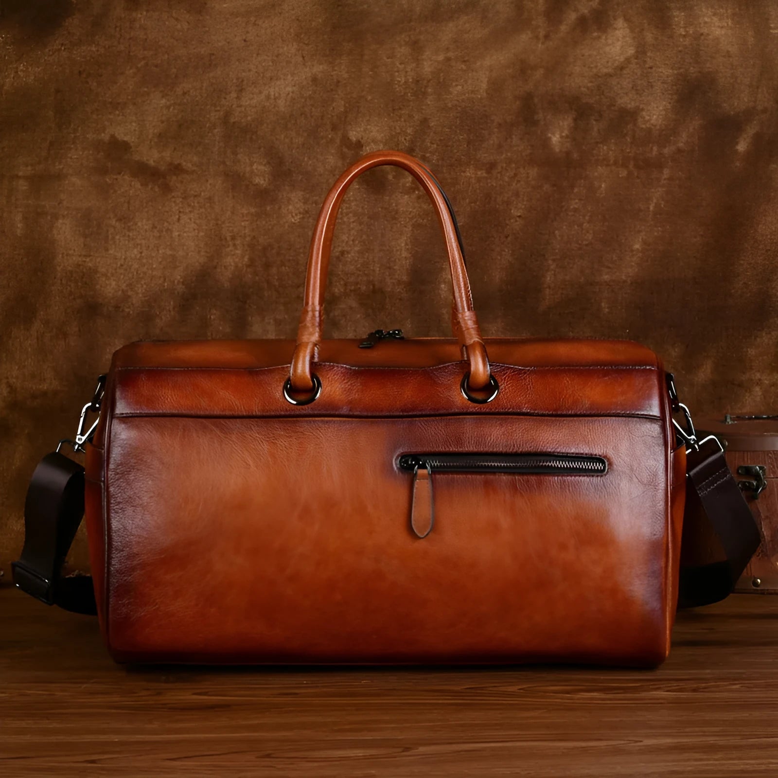 Genuine leather handmade retro travel bag in vintage brown with large capacity.
