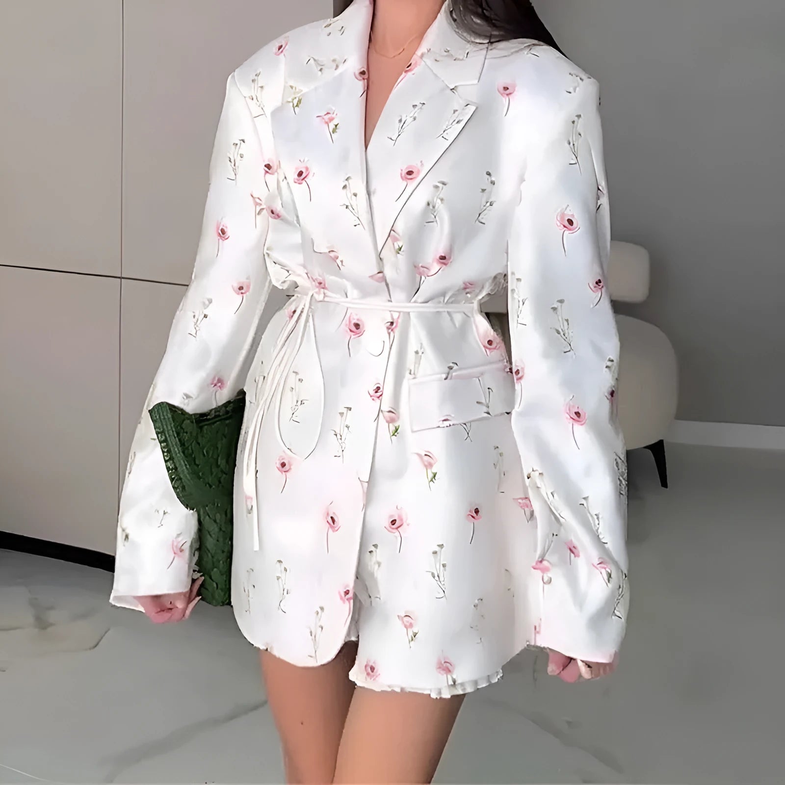 Collar lace-up waist-tight suit jacket in polyester, shown in an adjustable fit with long sleeves.