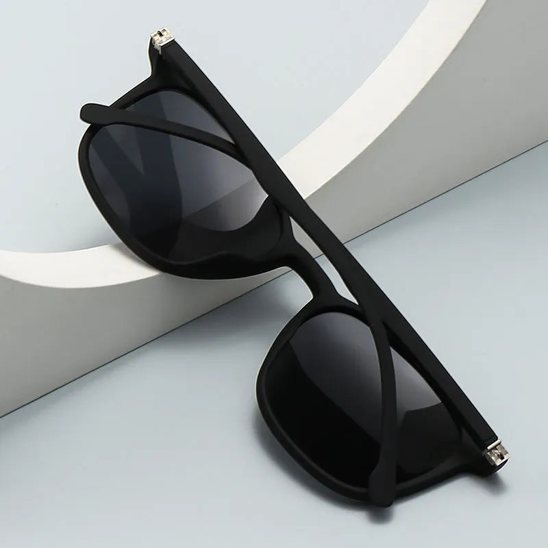 Men's polarized sunglasses with UV400 lenses and elastic paint surface on spectacle foot