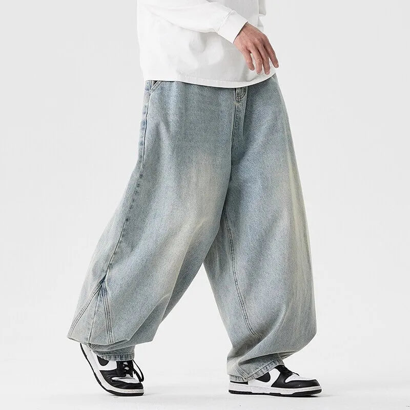 Men's plus size baggy jeans in denim with wide leg and straight opening