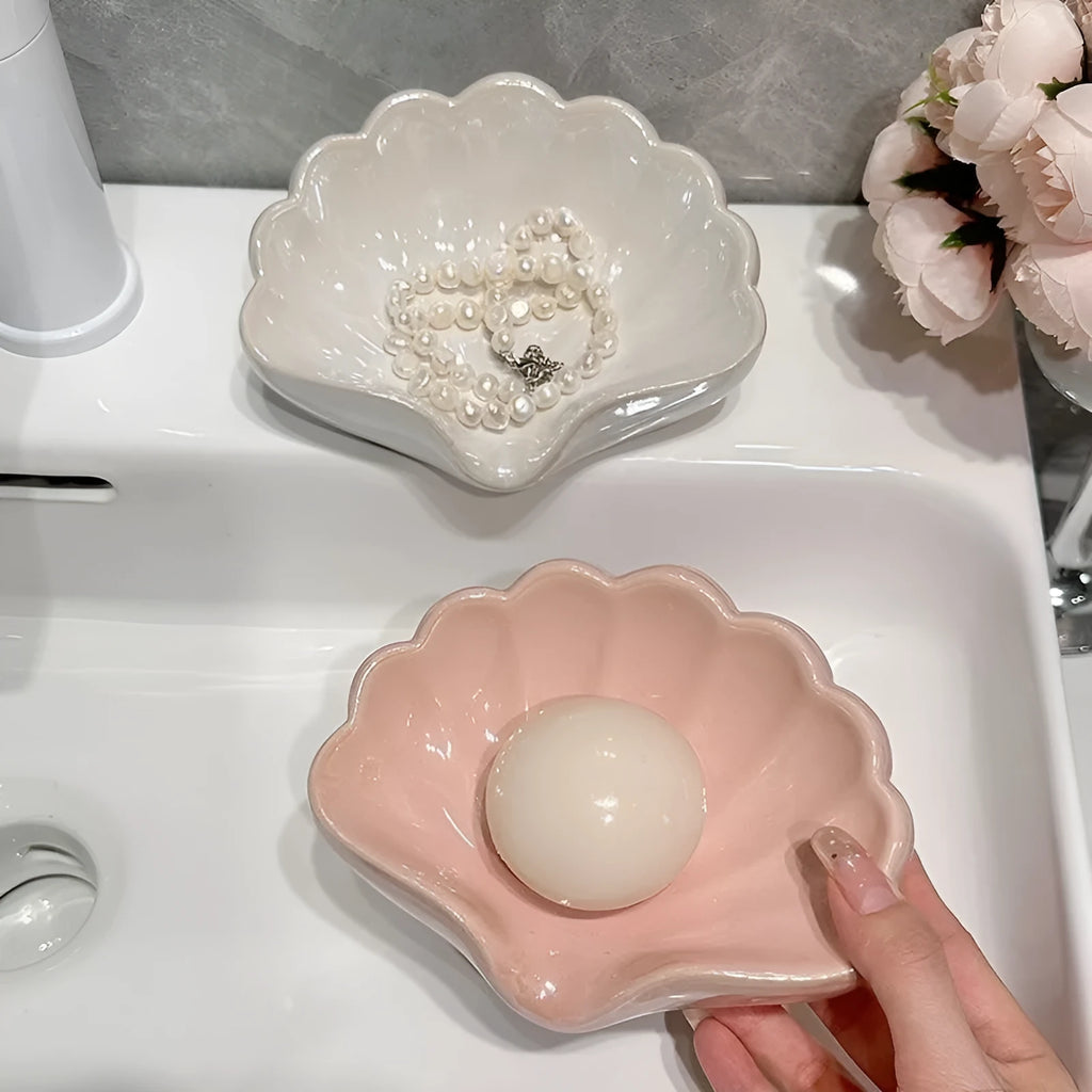 Pearl white shell-shaped plastic soap dish for bathroom measuring 12x9x5.5cm