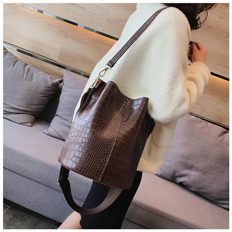 Retro PU bucket bag in green with long shoulder strap and bucket shape design