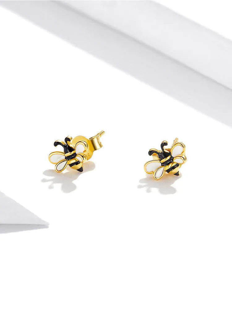 Niche Design S925 silver bee ear studs on a plain background, compact 0.7x0.8cm size