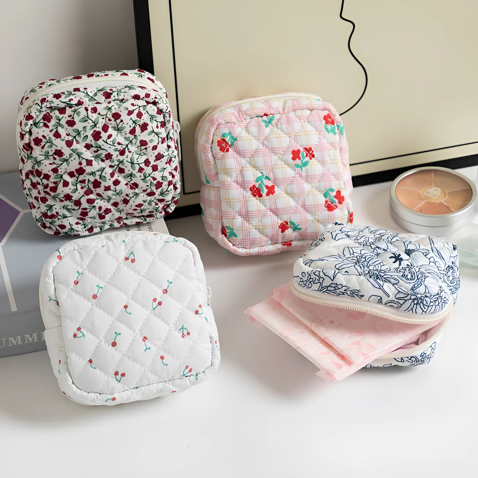Polyester key storage bag with floral pattern and sewing thread detailing