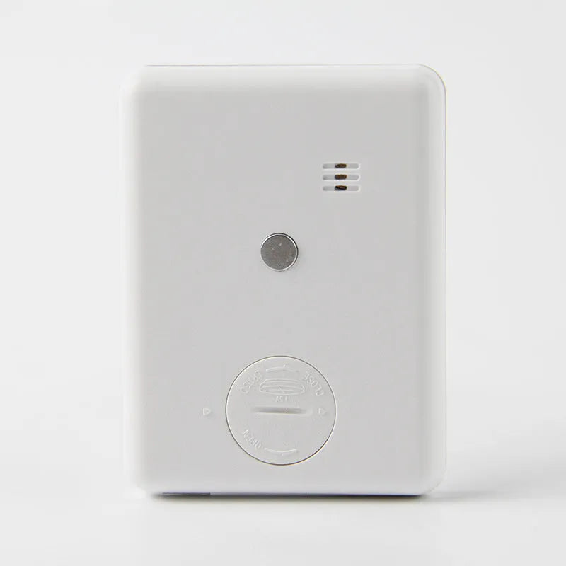 Kitchen timer with magnetic back and large display in black or white colour options