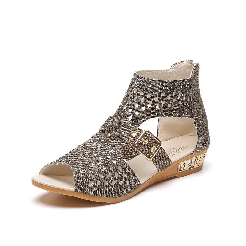 Women's flat sandals with back zipper closure and wedge heel in beige colour