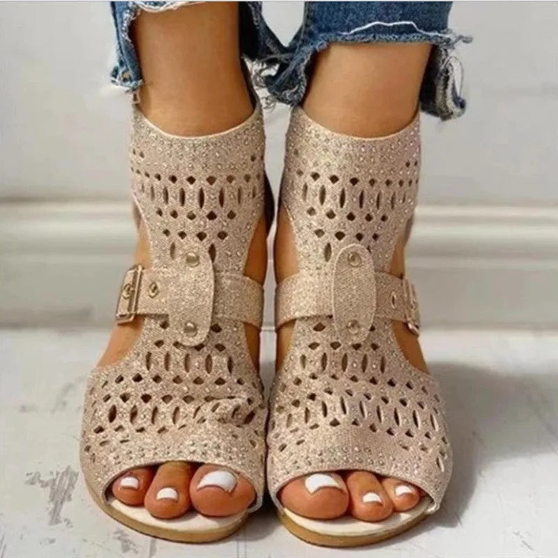 Women's flat sandals with back zipper closure and wedge heel in beige colour