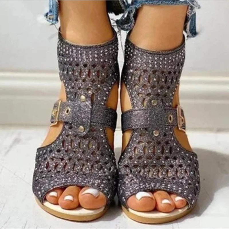 Women's flat sandals with back zipper closure and wedge heel in beige colour