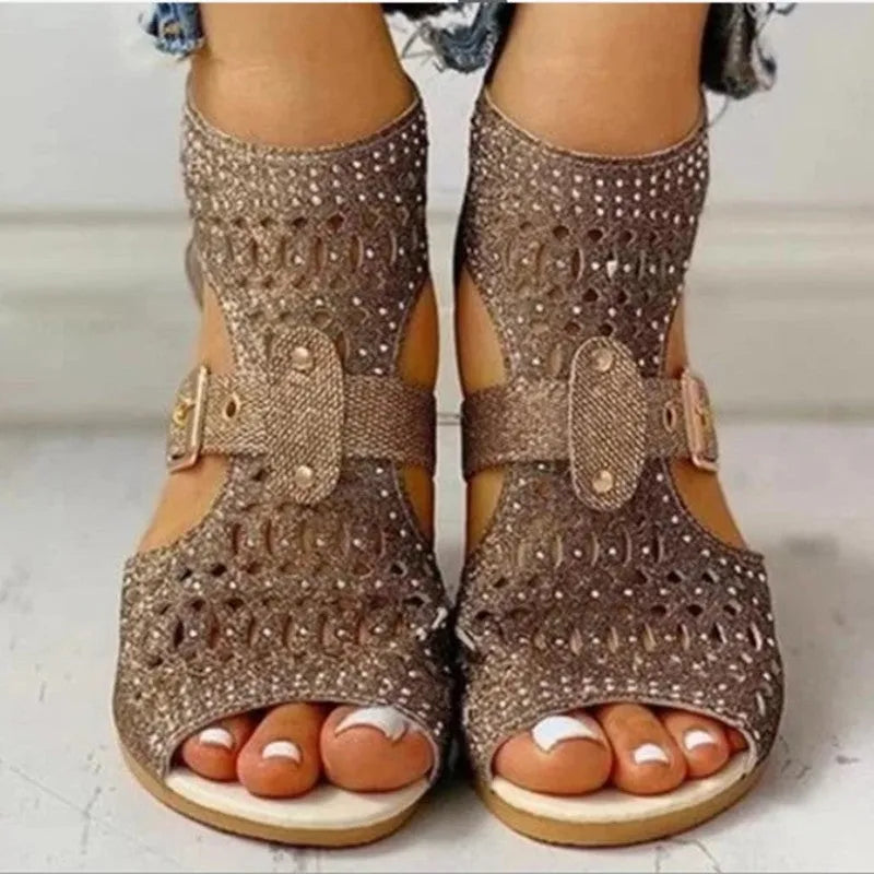 Women's flat sandals with back zipper closure and wedge heel in beige colour