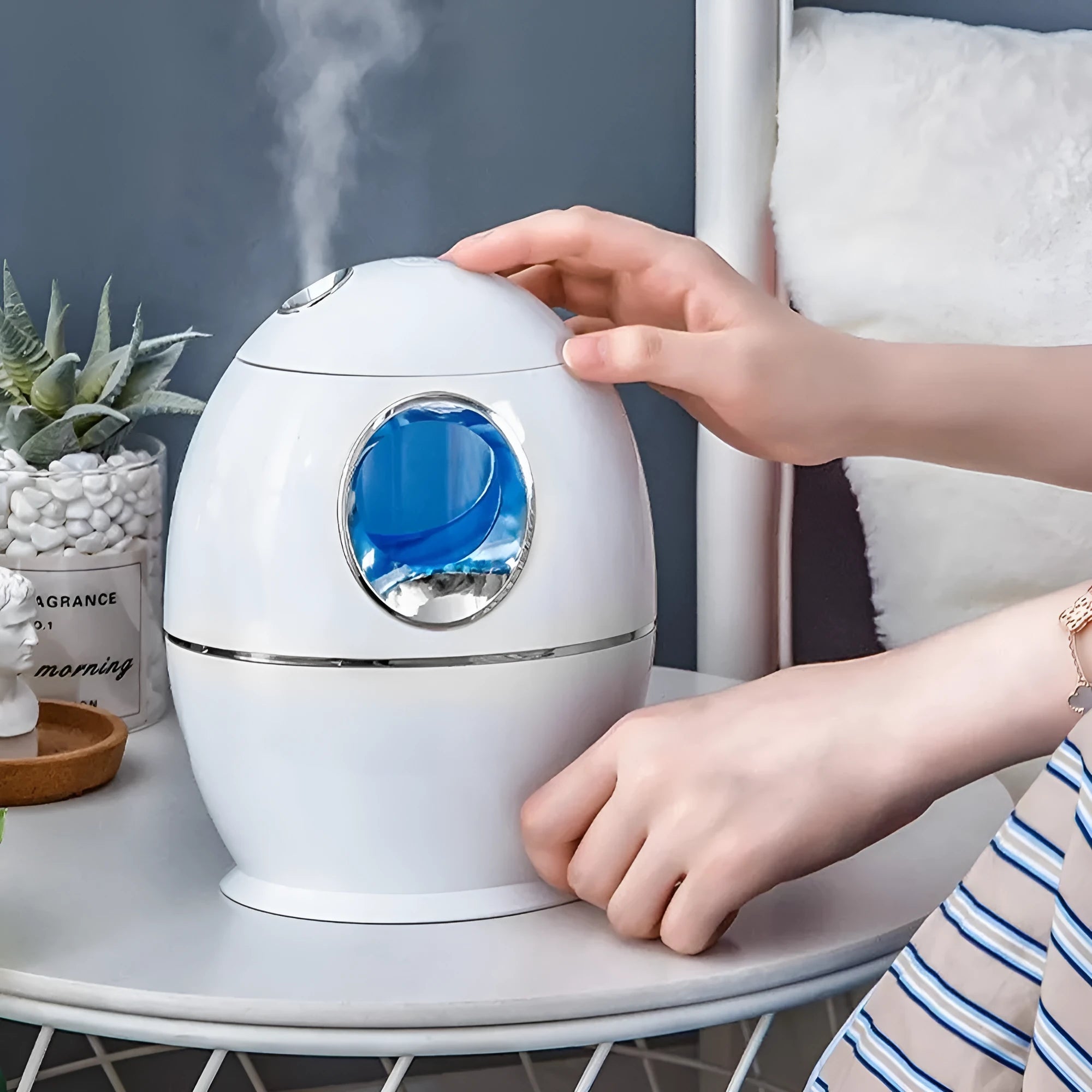 White round USB-powered aromatherapy humidifier with 800ml water tank and 36dB quiet operation