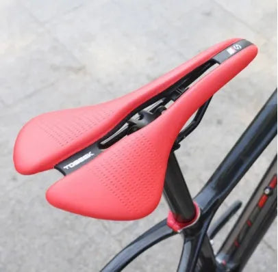 143mm wide plastic bicycle saddle in black, side view with chrome molybdenum steel bottom shell