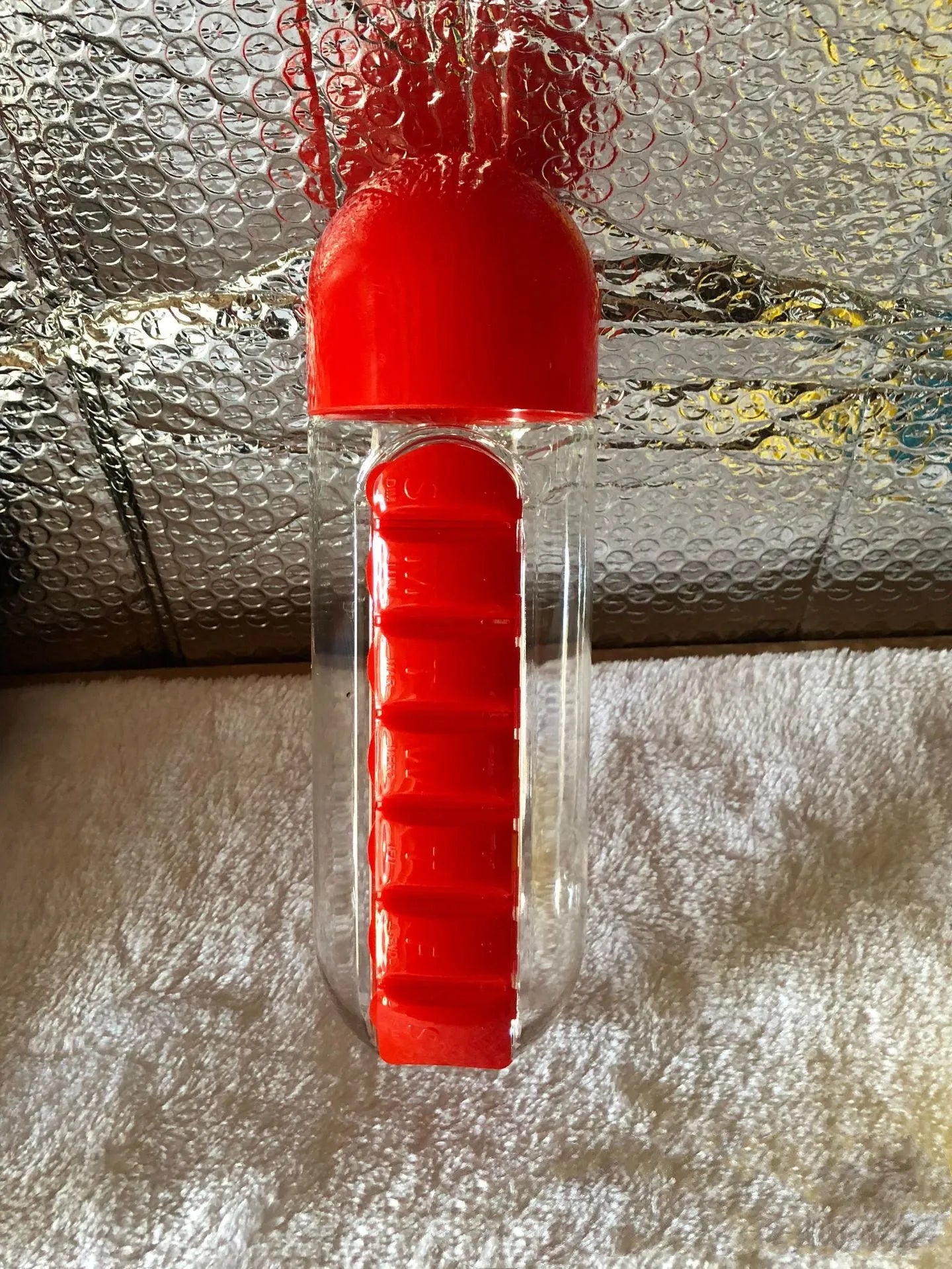 BPA-free 600ml water bottle with built-in 7-day pillbox in black, blue, red, rose red, and yellow