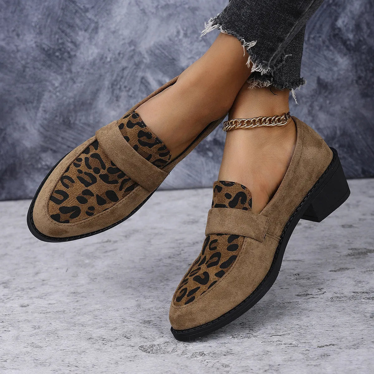 Leopard print suede slip-on shoes with chunky heel and pointed toe in brown colour