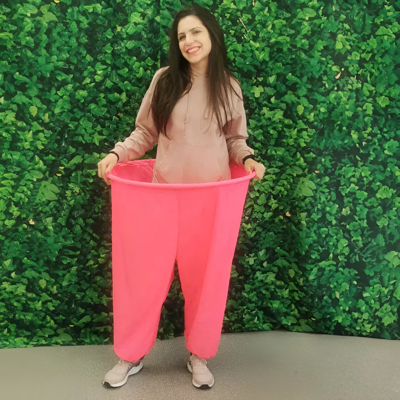 Set of cloth ball-catching trousers in green with a pump and balls for elderly outdoor reception game