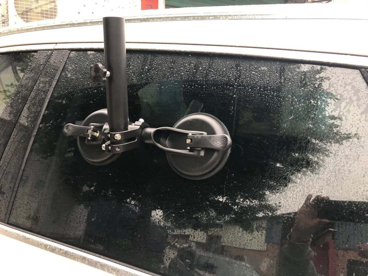 Black round car windscreen sucker base with ABS body and rubber suction cup for off-road flag mounting.