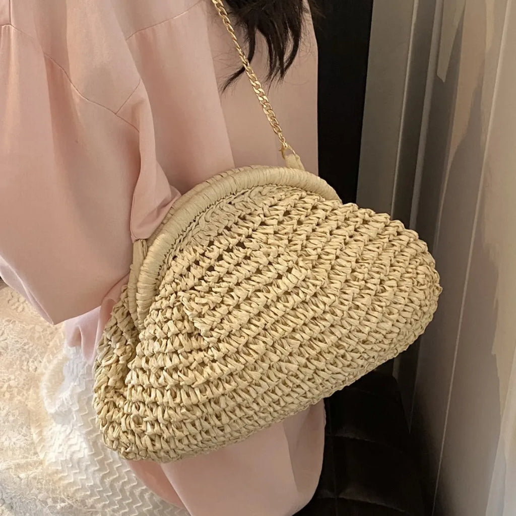 Shell-shaped straw beach bag with chain strap detail in khaki colour