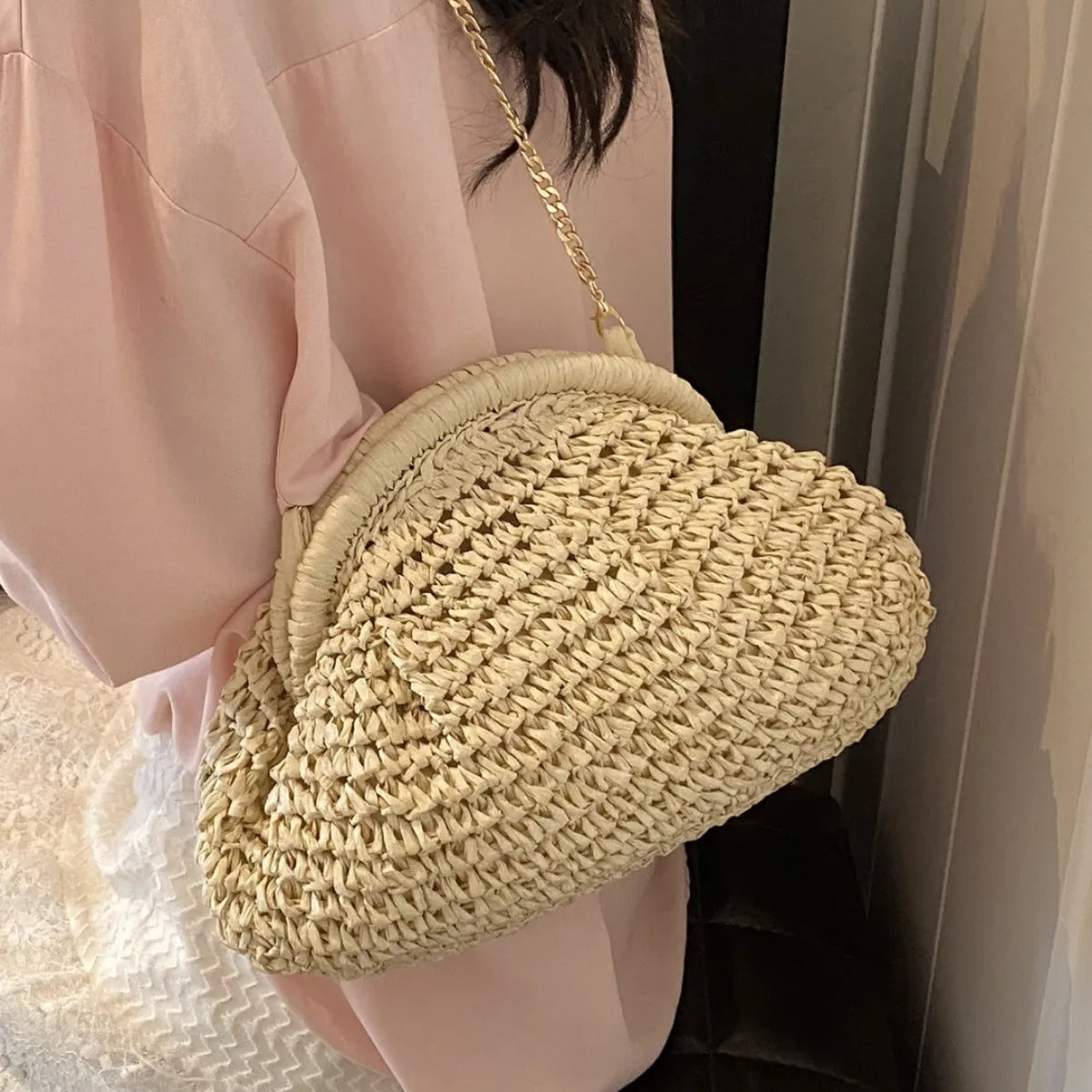 Shell-shaped straw beach bag with chain strap detail in khaki colour