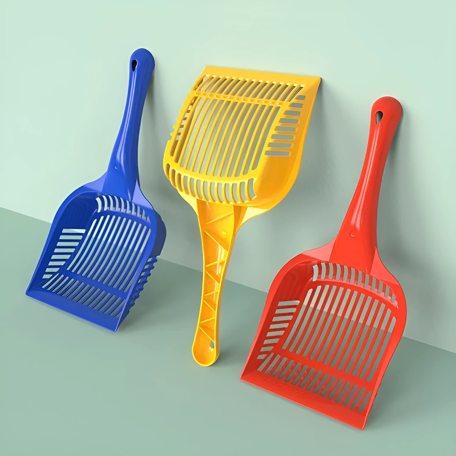 Red, yellow, and blue PP plastic cat litter scoops in small and medium sizes for cleaning plastic toilets