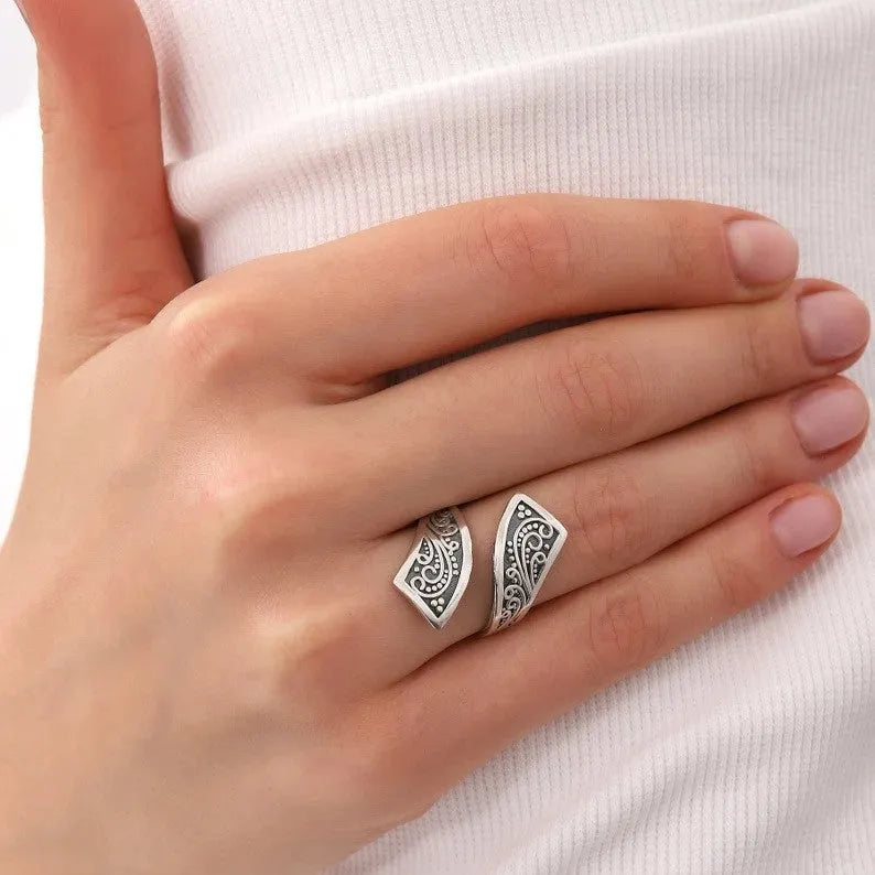 Silver adjustable opening women's ring with retro minimalist design on alloy base