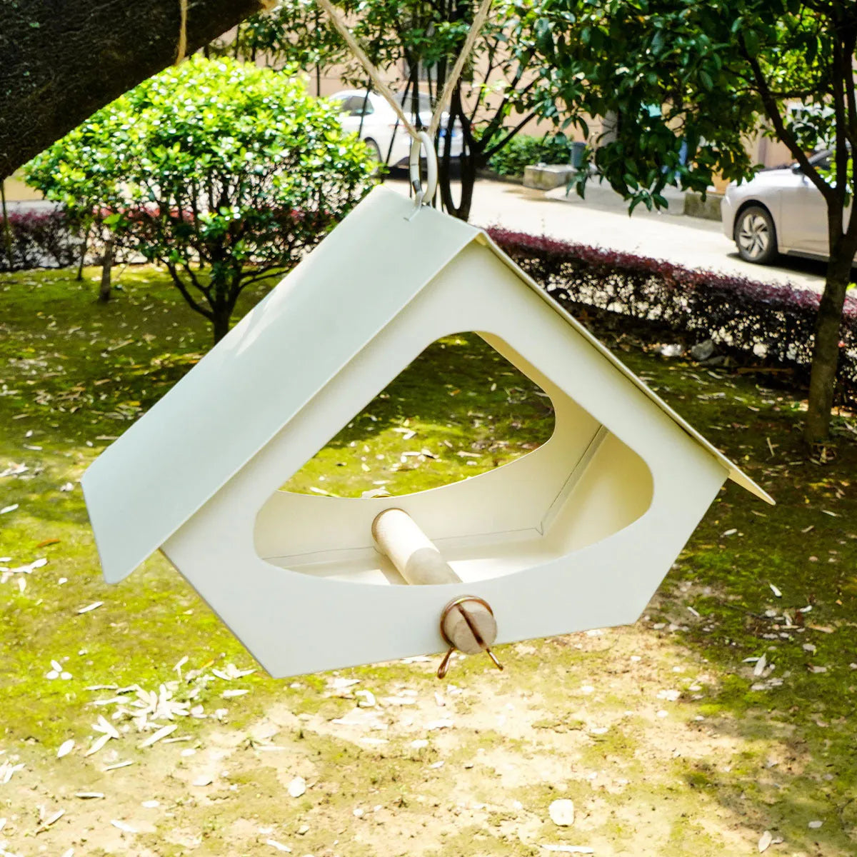 European-style iron bird nest feeder with anti-rain roof in modern simple design