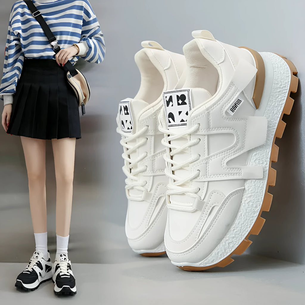 Low-top casual sneaker with artificial PU upper and rubber sole in black or white colour