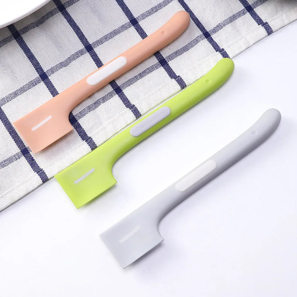 Long-handle pet feeding spoon with right-angle edge for scraping canned food jar walls