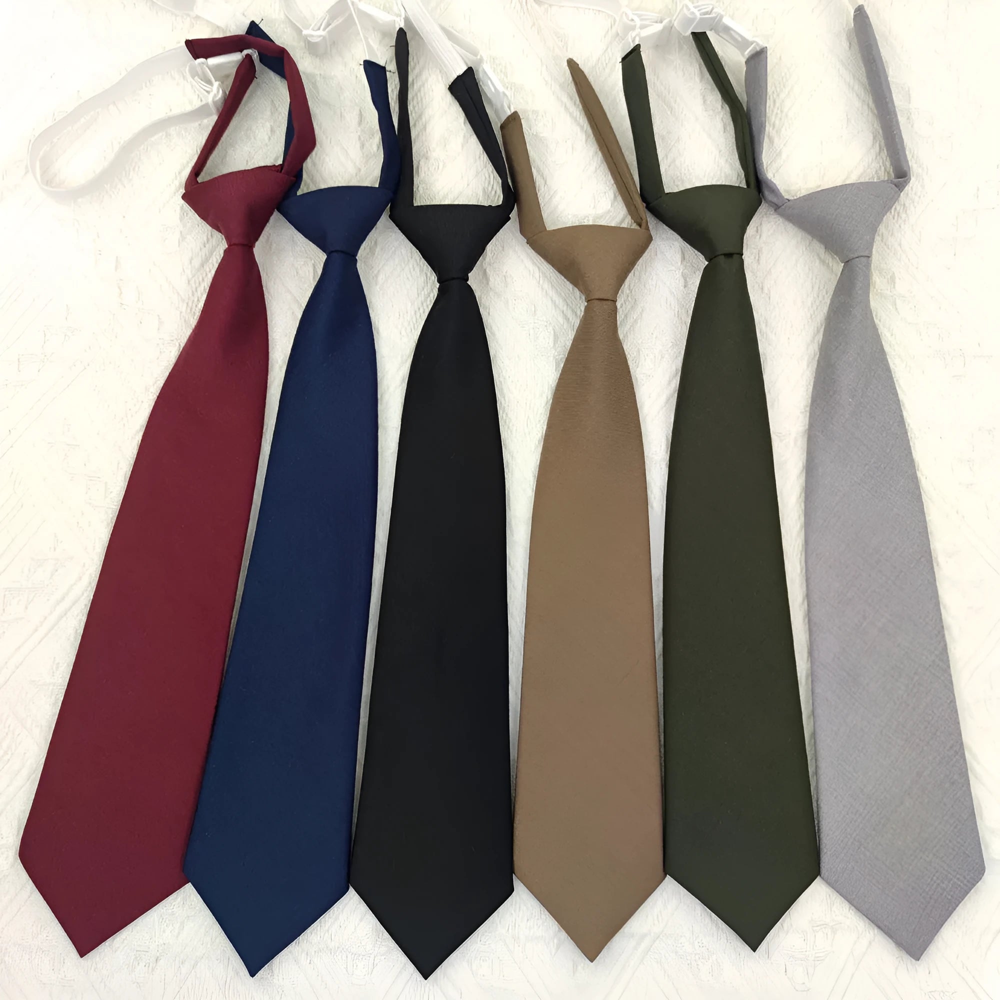 Men's solid colour cotton bow tie in navy blue with arrow-style tapered design