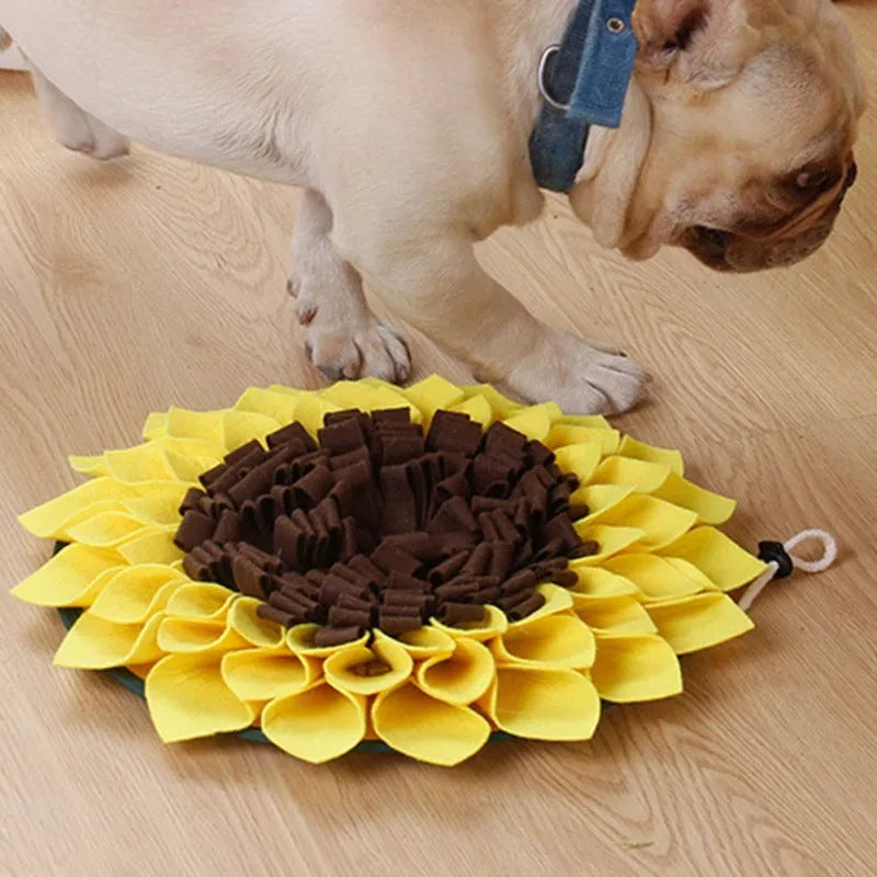 Yellow sunflower-shaped dog snuffle mat measuring 37.5x37.5x4 cm with rope buckle attachment