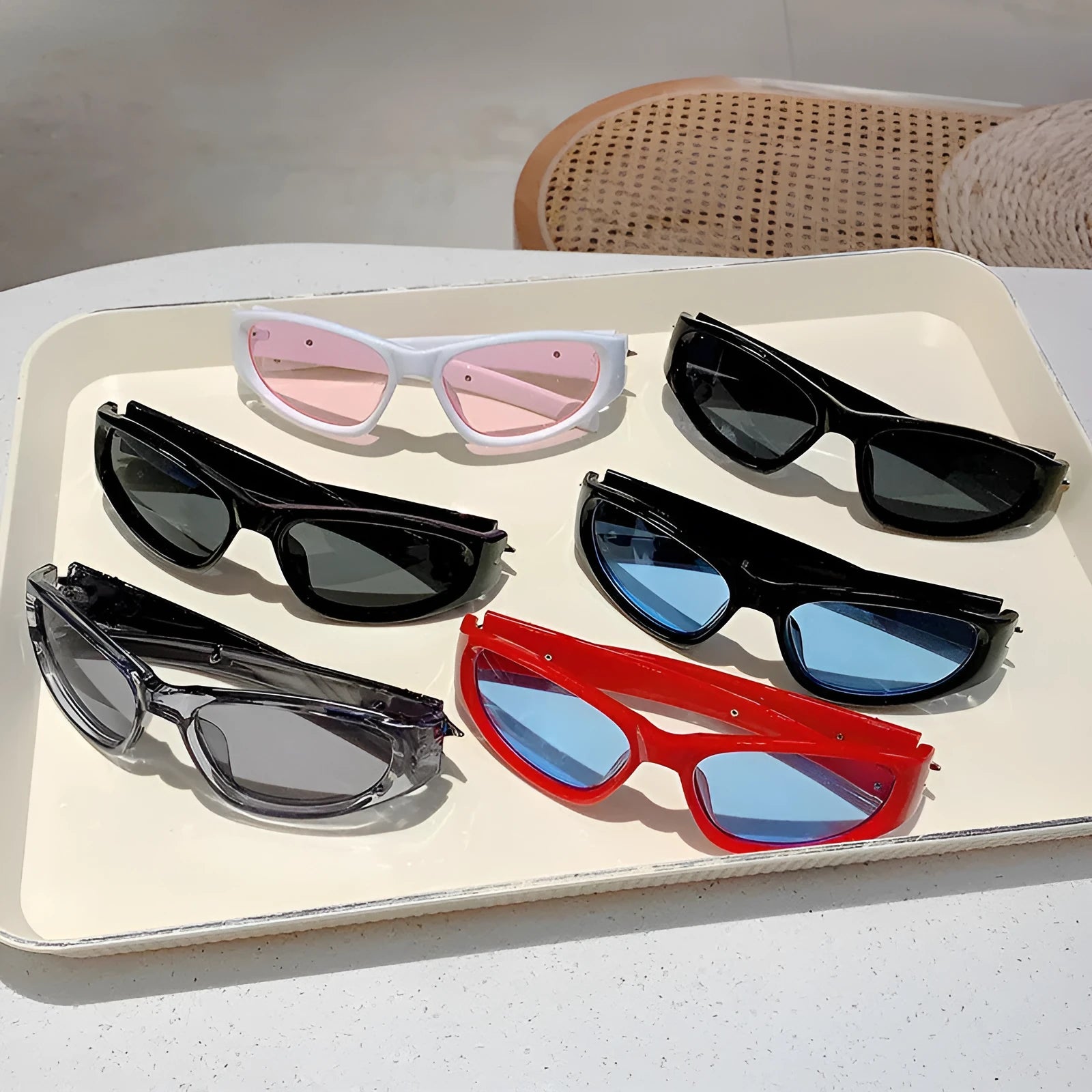 Sports sunglasses with polycarbonate frame and category 3 lenses in black and blue colour option