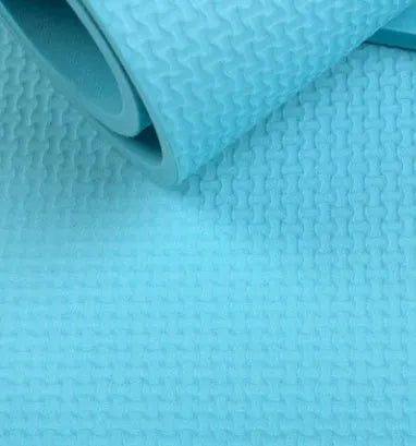 EVA yoga mat in blue showing thickness options of 4mm and 6mm for fitness exercises
