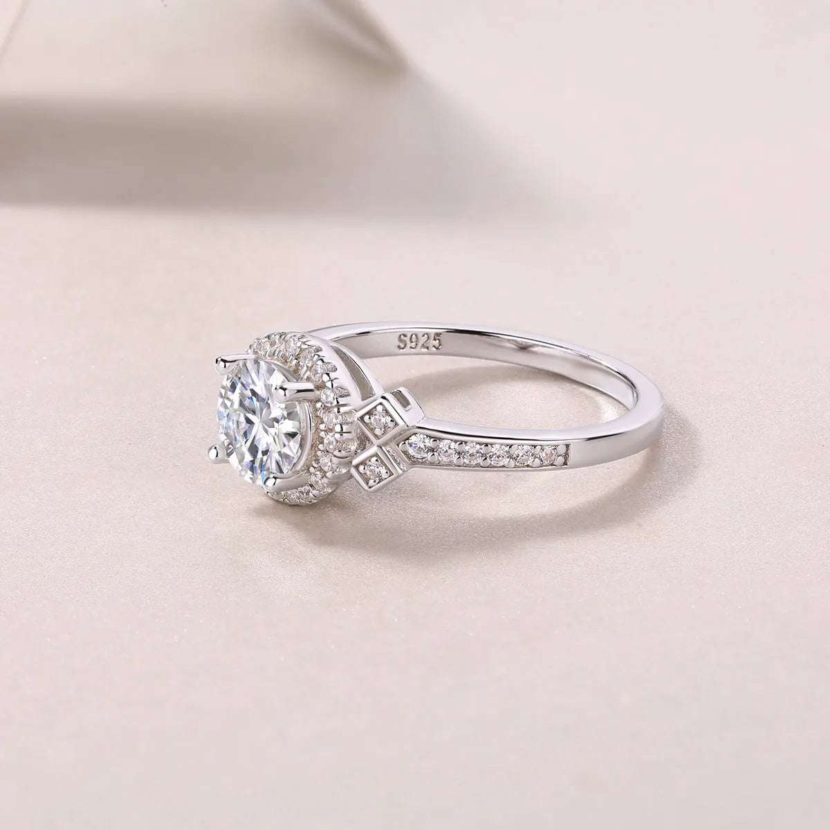 Lighthouse 1-carat moissanite wedding ring set with S925 silver platinum-plated band on display in gift box