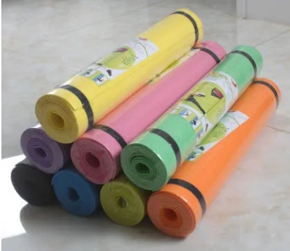 EVA yoga mat in blue showing thickness options of 4mm and 6mm for fitness exercises