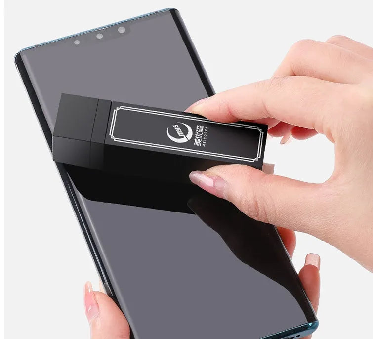 Black case containing 40 individually wrapped disposable screen cleaner wipes for mobile phones and tablets