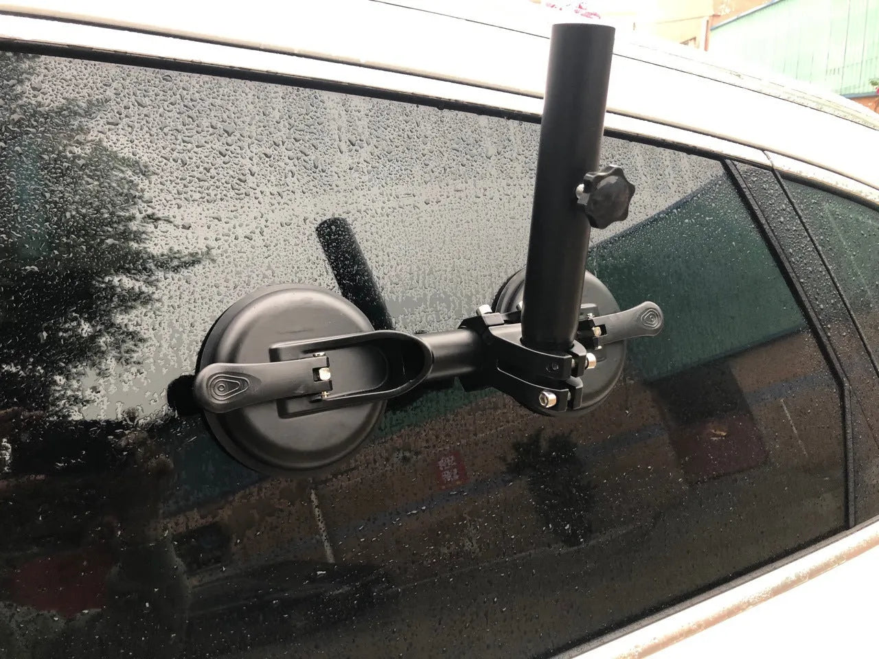 Black round car windscreen sucker base with ABS body and rubber suction cup for off-road flag mounting.
