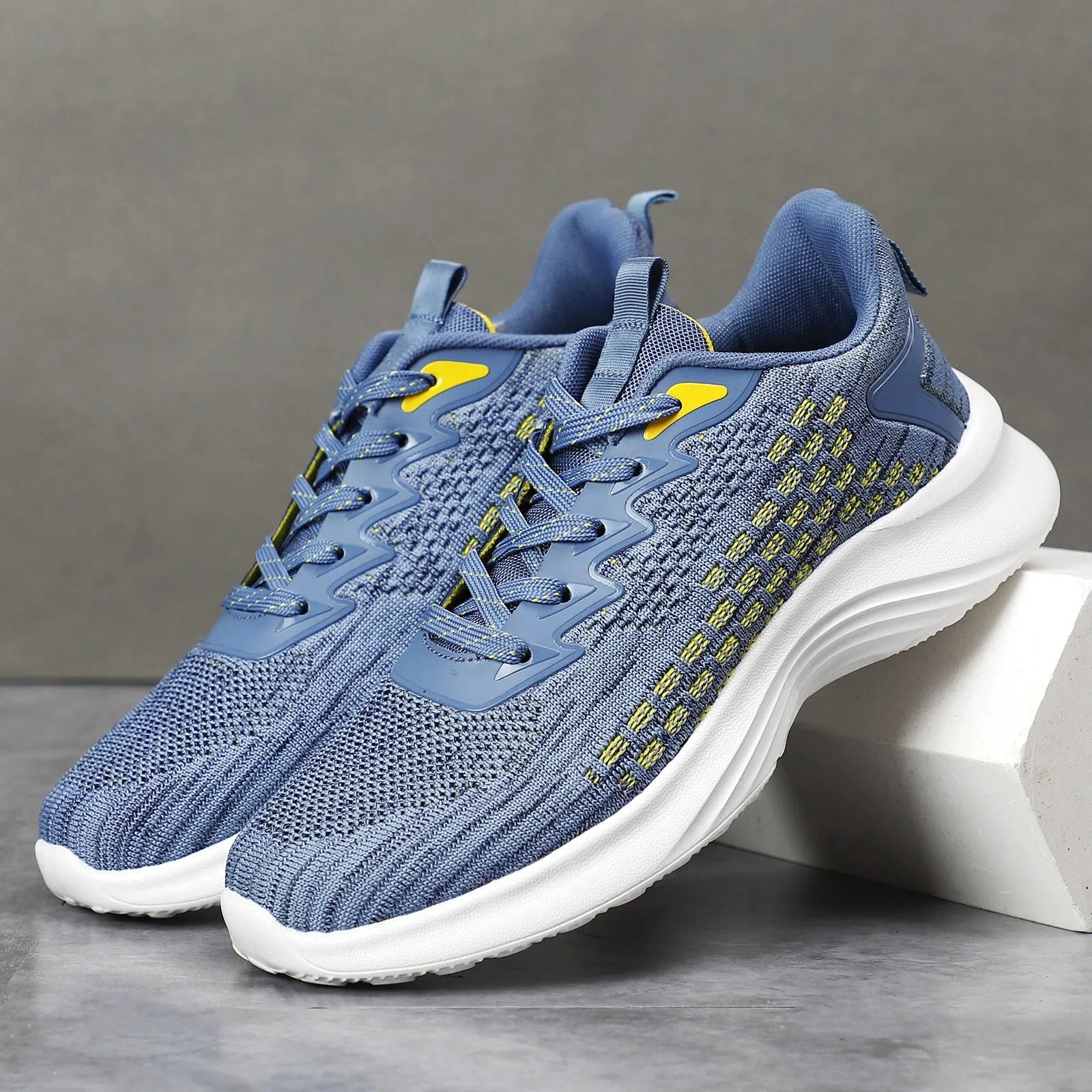Women's lavender purple Flyknit running shoes with mesh lining and striped pattern