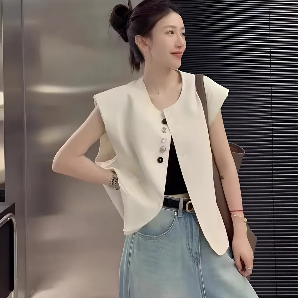 Loose-fitting women's vest in polyester fabric with short 40cm length and pockets.