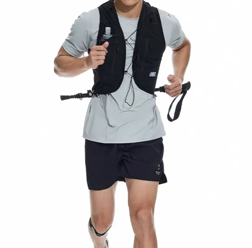 Four-point running shorts with laser stitching and stretch fabric in black or blue athletic colours