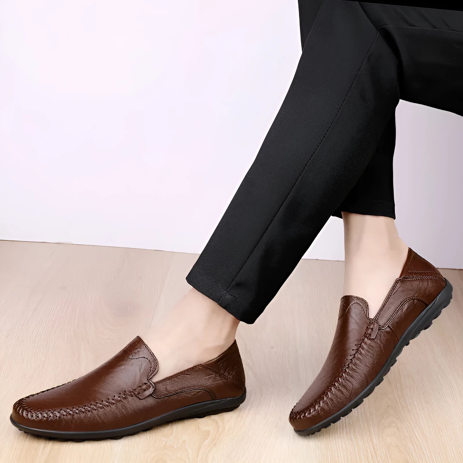 Men's round-toe casual leather shoes in cowhide, shown in black with a flat rubber sole.