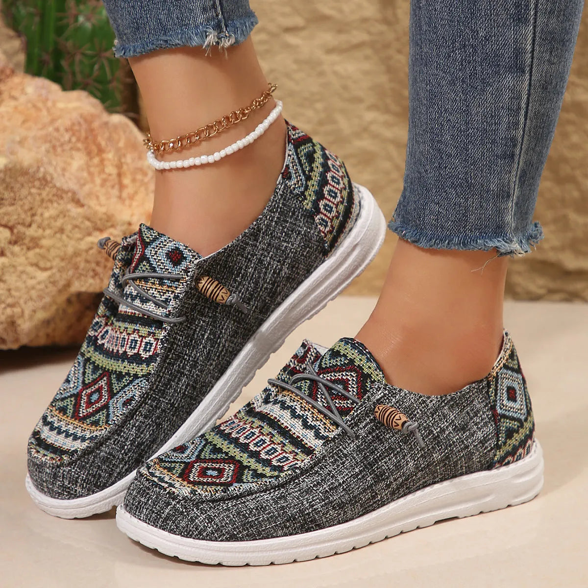 Women's flat round toe low-top shoes in artificial PU upper with rubber sole