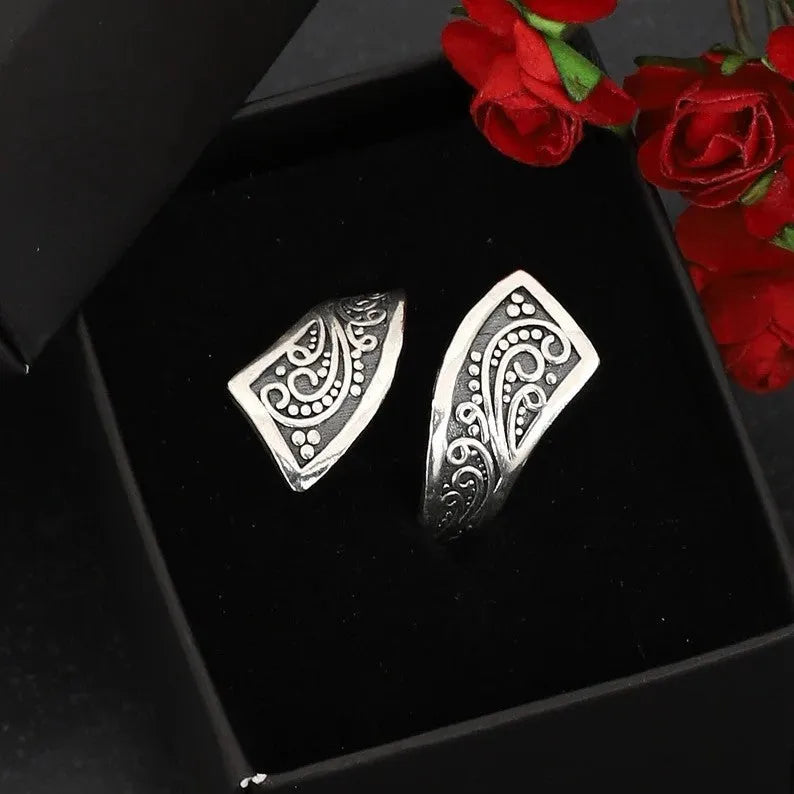 Silver adjustable opening women's ring with retro minimalist design on alloy base