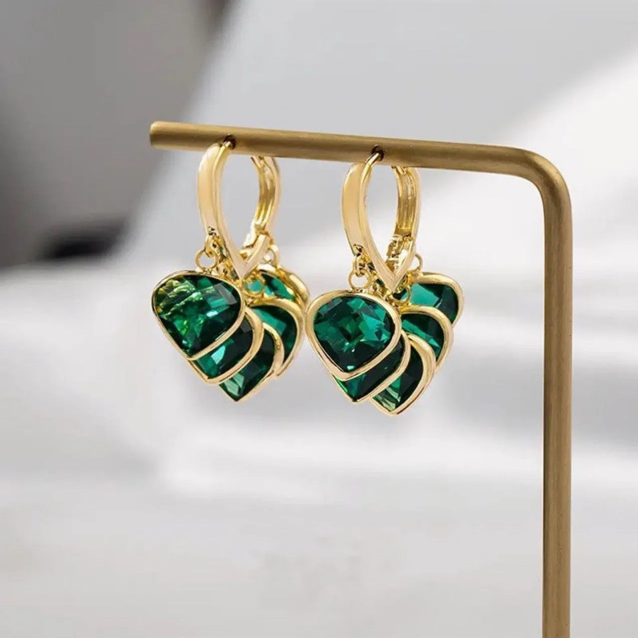 Green heart-shaped glass pendant ear clip earrings with alloy inlay in Korean style for women.