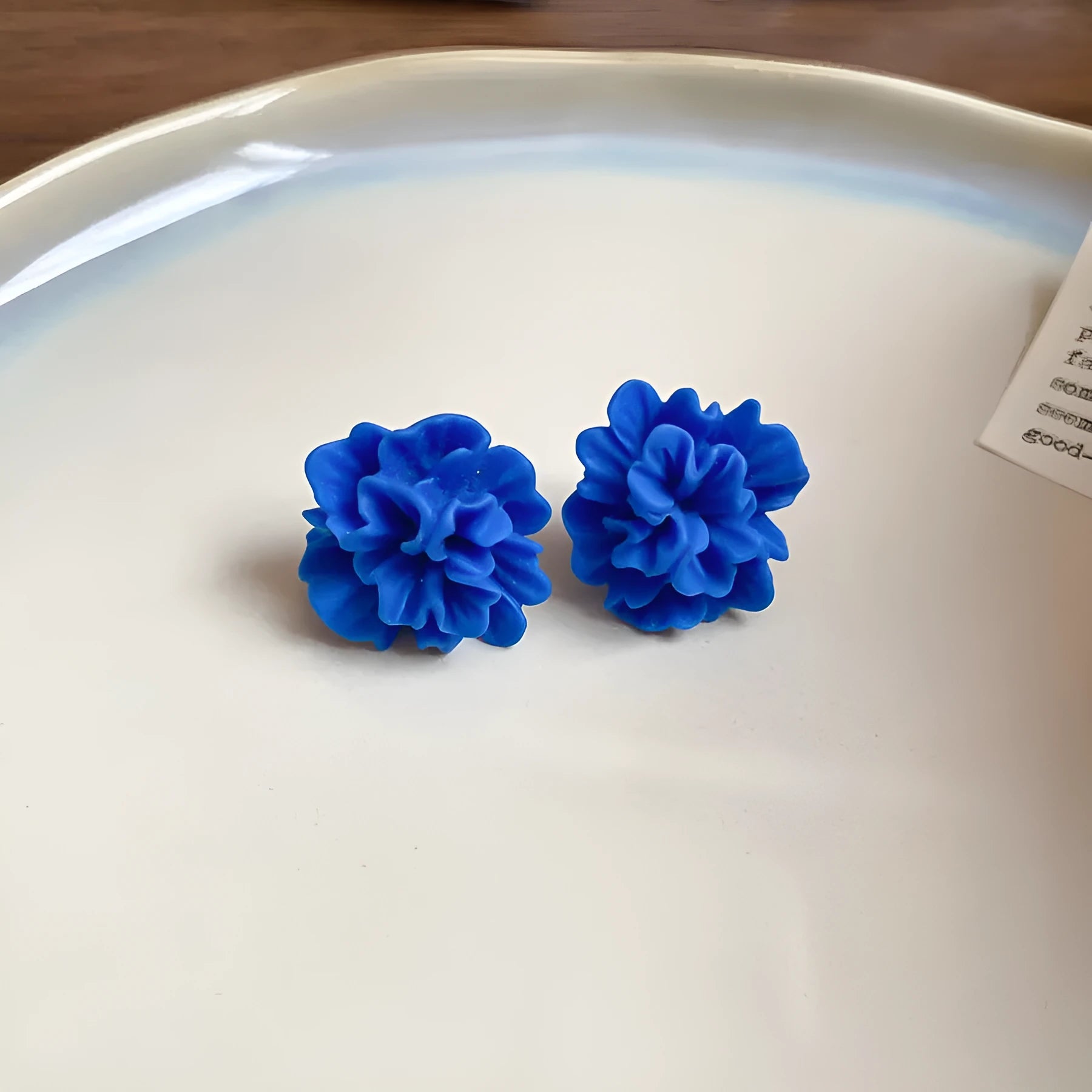 Geometric women's earrings with cloth construction and silver needle-blue resin flower colour