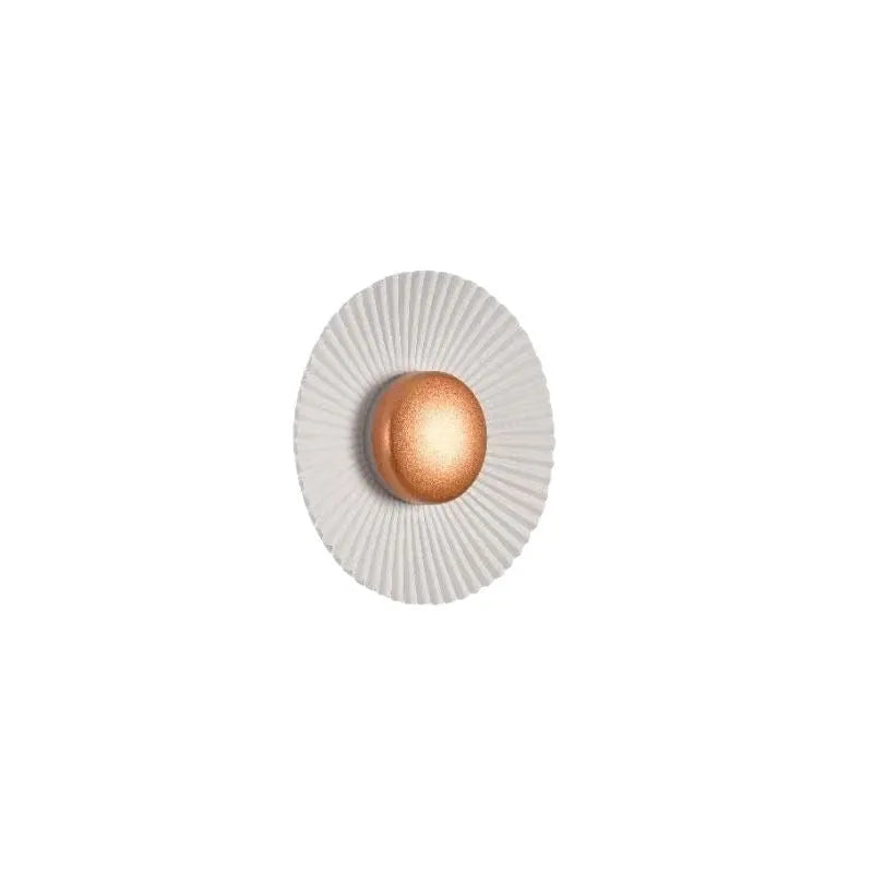 Round aluminium wall lamp with LED light source in white and gold colour combination