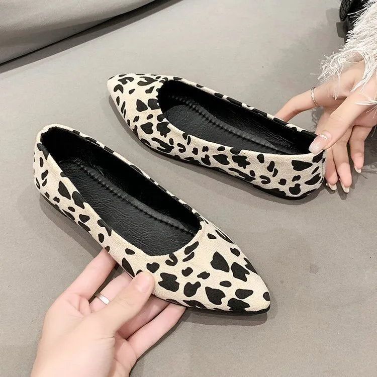 Women's leopard print flat pumps with pointed toe and low rubber sole