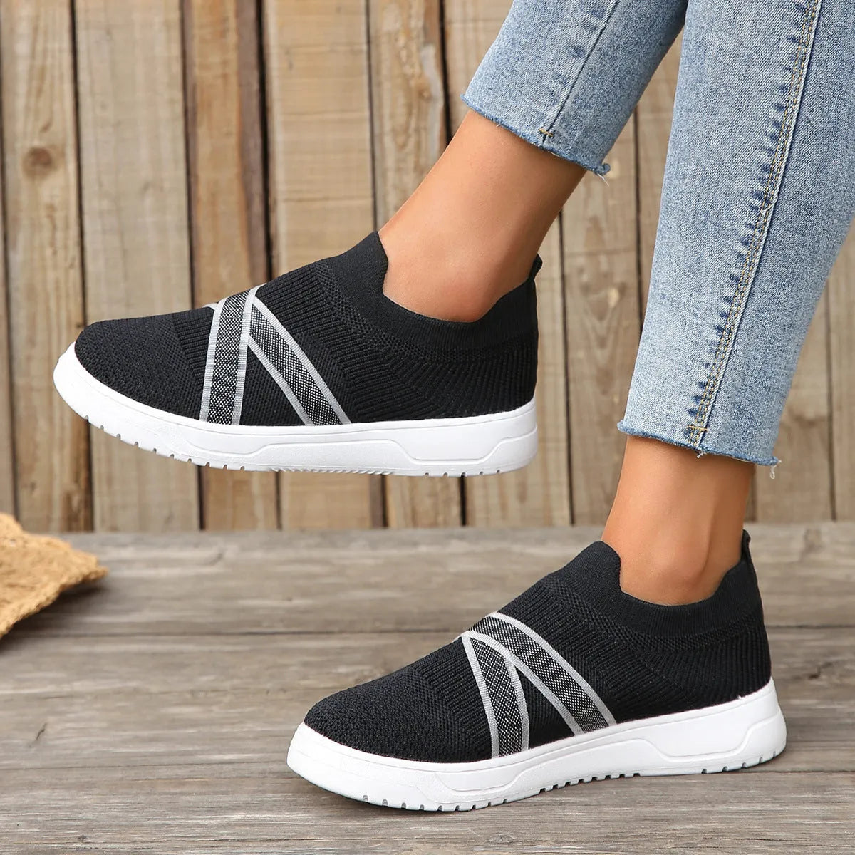 Black women's flyknit mesh flat shoes with rubber soles and round toe tassel decoration